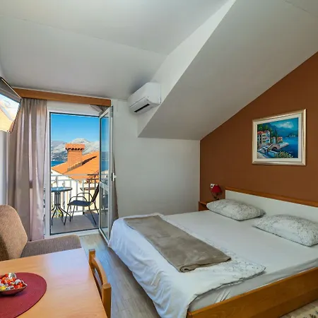 アパート Pavo ツァヴタット