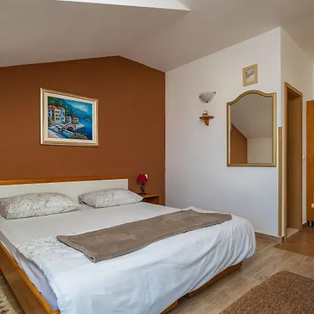 アパート Pavo ツァヴタット